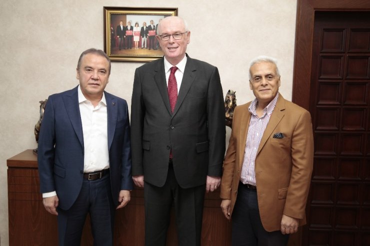 Başkan Muhittin Böcek, Kazım Kurt’u Makamında Ziyaret Etti