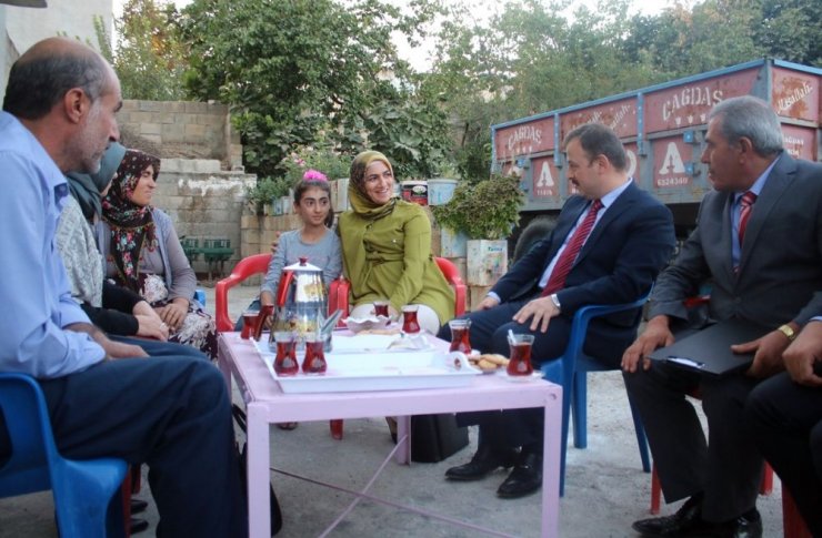 Kaymakam Perçi Yetim Öğrencinin Çay Davetini Kırmadı