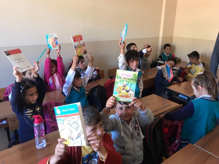 Bingöl’de Öğrencilere Kırtasiye Yardımı