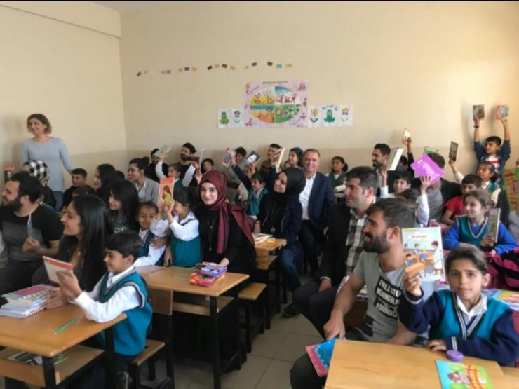 Bingöl’de Öğrencilere Kırtasiye Yardımı