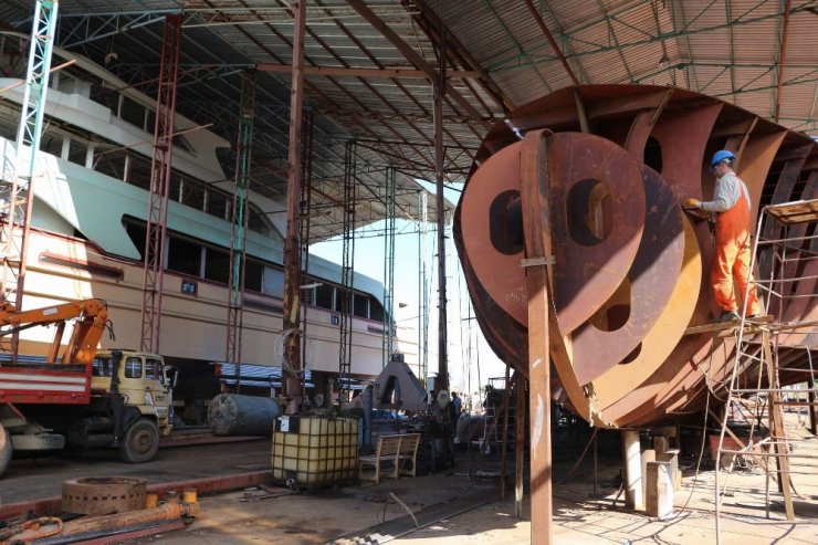 Çeliği İşleyerek Devasa Teknelere Dönüştürüyorlar