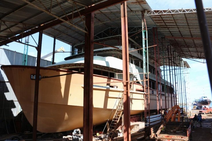 Çeliği İşleyerek Devasa Teknelere Dönüştürüyorlar