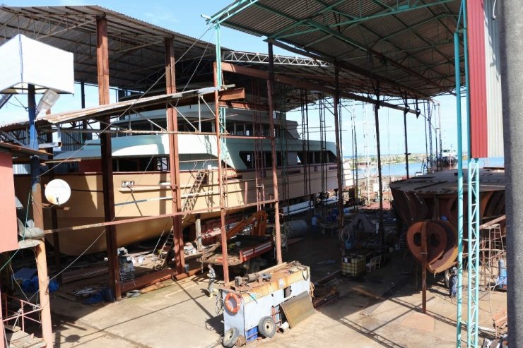 Çeliği İşleyerek Devasa Teknelere Dönüştürüyorlar