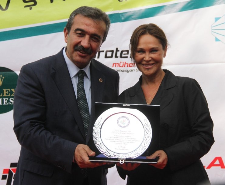 Hülya Avşar Adına Düzenlenen Tenis Turnuvasında Sporculara Ödüllerini Verdi