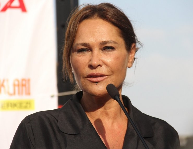 Hülya Avşar Adına Düzenlenen Tenis Turnuvasında Sporculara Ödüllerini Verdi