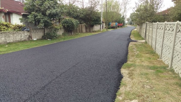 Akyazı Belediyesi Asfalt Serimine Devam Ediyor