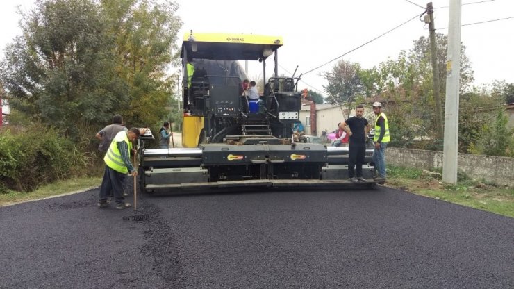 Akyazı Belediyesi Asfalt Serimine Devam Ediyor