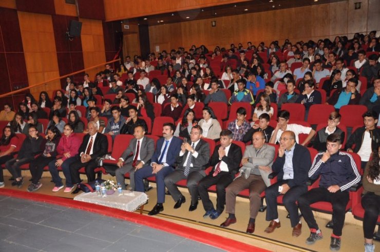 Ünlü Yazar Sinan Yağmur, Tunceli’de Öğrencilerle Buluştu