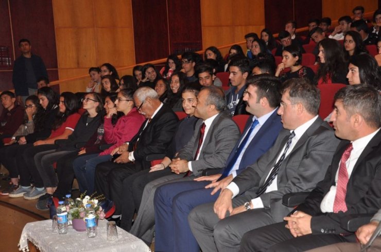 Ünlü Yazar Sinan Yağmur, Tunceli’de Öğrencilerle Buluştu