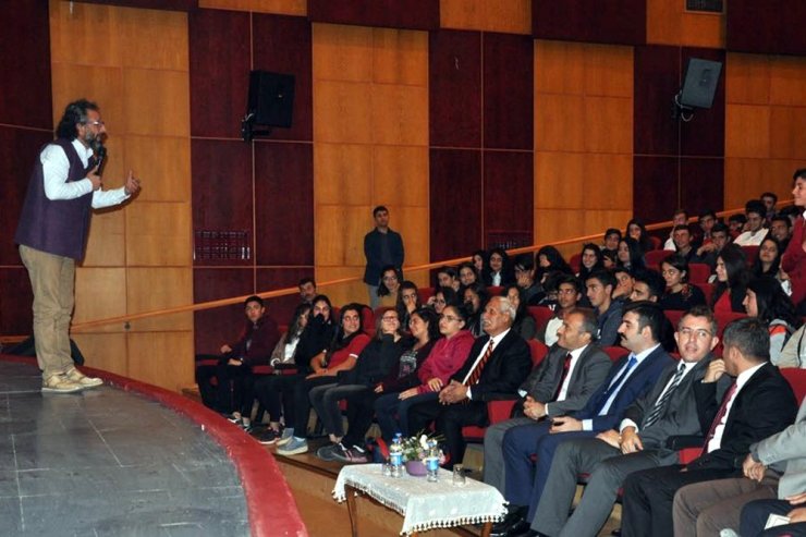 Ünlü Yazar Sinan Yağmur, Tunceli’de Öğrencilerle Buluştu
