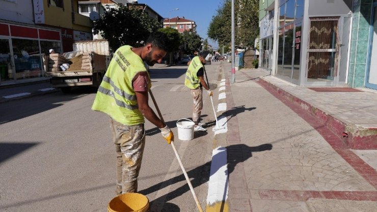 Başiskele’de 70 Kilometrelik Yolun Kaldırım Bordürleri Boyandı