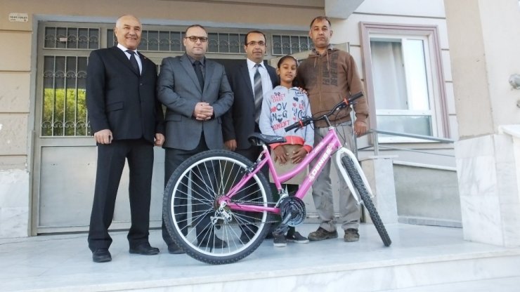 Burhaniye’de Çevreci Öğrenciye Bisiklet Ödülü