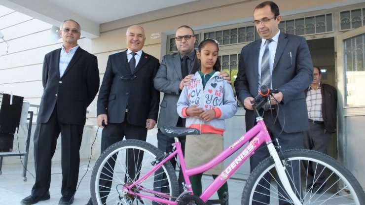 Burhaniye’de Çevreci Öğrenciye Bisiklet Ödülü