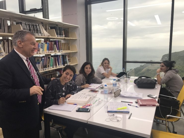 Beü Kütüphanesi Ziyaretçilerini Ağırlamaya Devam Ediyor