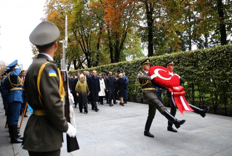 Cumhurbaşkanı Erdoğan, Ebedi Zafer Anıtı’na Çelenk Koydu