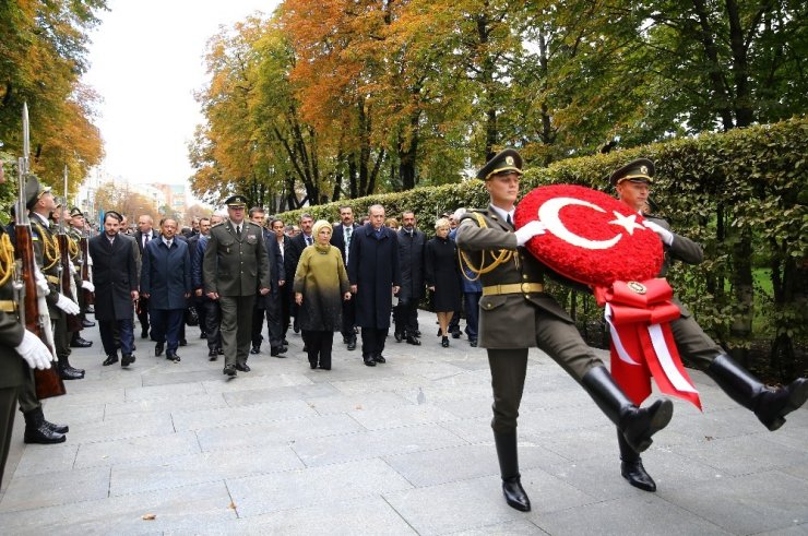 Cumhurbaşkanı Erdoğan, Ebedi Zafer Anıtı’na Çelenk Koydu