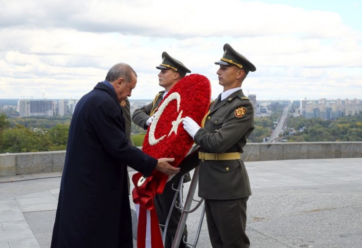 Cumhurbaşkanı Erdoğan, Ebedi Zafer Anıtı’na Çelenk Koydu