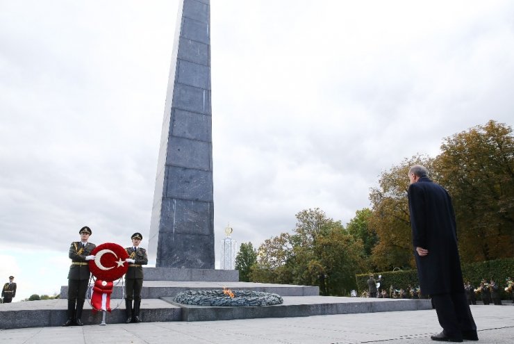 Cumhurbaşkanı Erdoğan, Ebedi Zafer Anıtı’na Çelenk Koydu