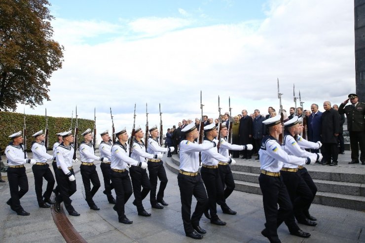 Cumhurbaşkanı Erdoğan, Ebedi Zafer Anıtı’na Çelenk Koydu