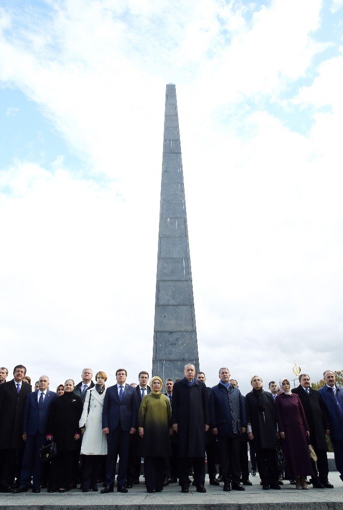 Cumhurbaşkanı Erdoğan, Ebedi Zafer Anıtı’na Çelenk Koydu