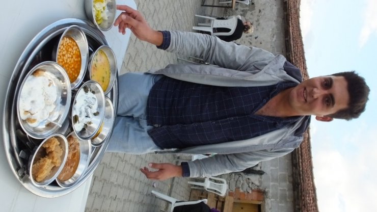 Burhaniye’de Düğünde 9 Çeşit Yemek İkram Edildi