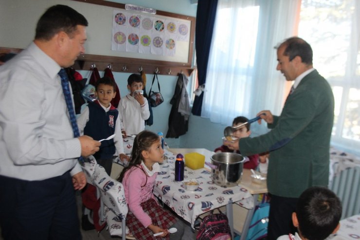 Osmangazi İlkokulu Öğrencilerine Aşure İkramı