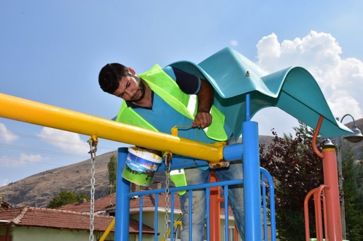 İnönü Belediyesi Ekiplerinin Parklarda Bakım Ve Onarım Çalışmaları