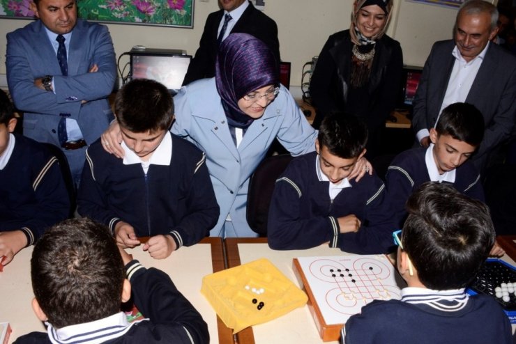 Meramlı Çocuklar ’Bilim Kurdu’ İle Öğreniyor