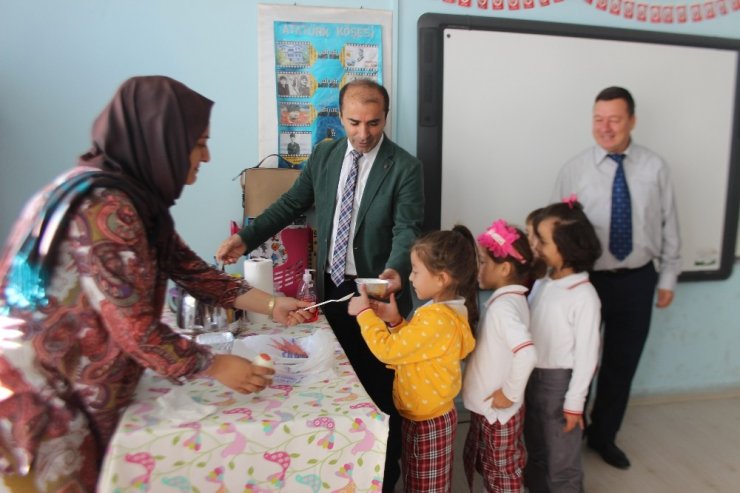 Osmangazi İlkokulu Öğrencilerine Aşure İkramı