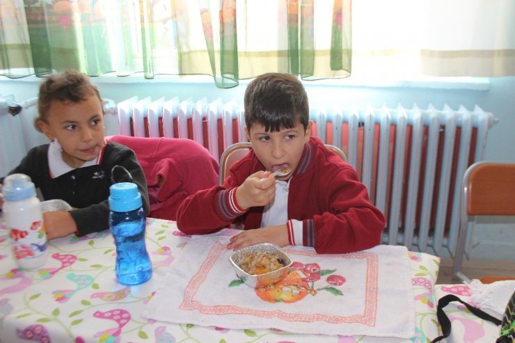 Osmangazi İlkokulu Öğrencilerine Aşure İkramı