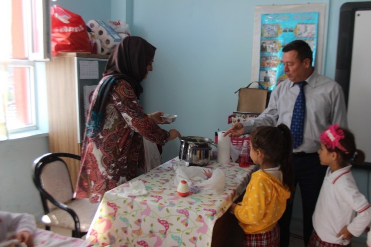 Osmangazi İlkokulu Öğrencilerine Aşure İkramı