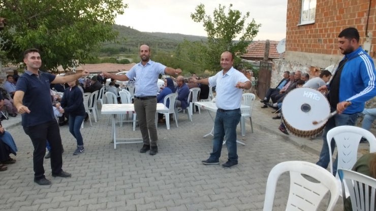 Burhaniye’de Düğünde 9 Çeşit Yemek İkram Edildi