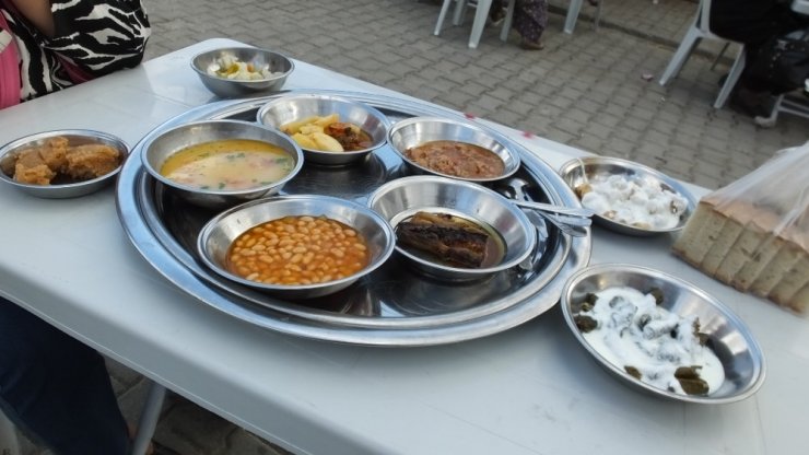 Burhaniye’de Düğünde 9 Çeşit Yemek İkram Edildi