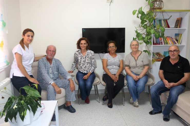 80’lik Ahmet Amca Şarkılarıyla Hastalara Moral Veriyor