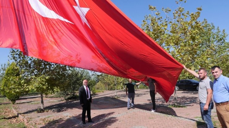 Başiskele’deki Dev Türk Bayrağı Yenilendi