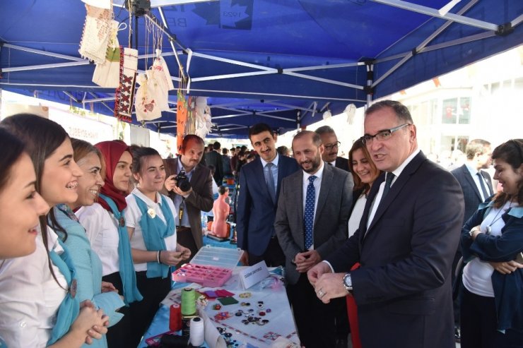 Belsa Plaza Önünde Öğrenme Şenliği