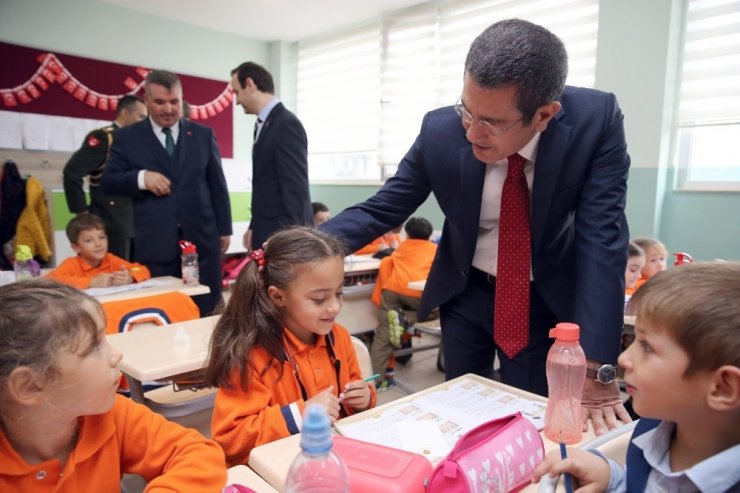 Bakan Canikli, Batum’da Öğrencilerle Sohbet Etti