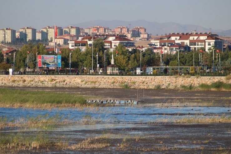Beyşehir Gölü Kıyılarında Sular Çekiliyor