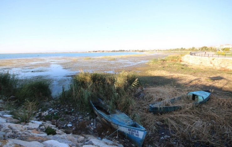 Beyşehir Gölü Kıyılarında Sular Çekiliyor