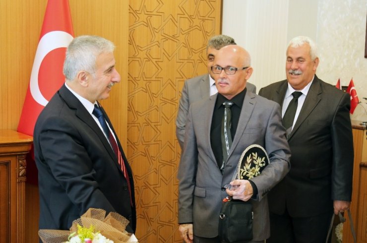 Vali Kamçı Kıbrıslı Öğretmen Ve Öğrencileri Kabul Etti