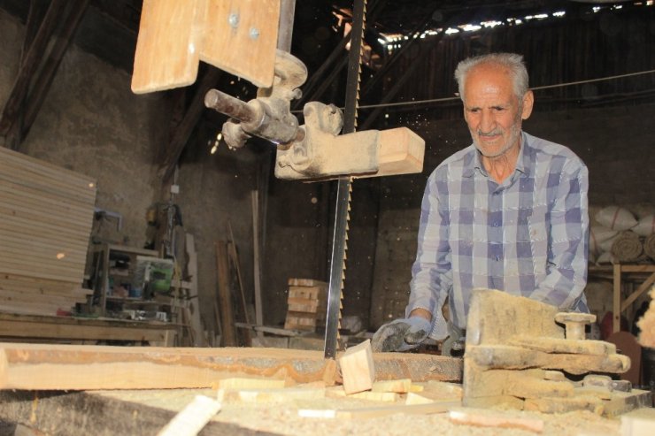 20 Yıl Önce Emekli Oldu, Mesleğini Bırakmadı