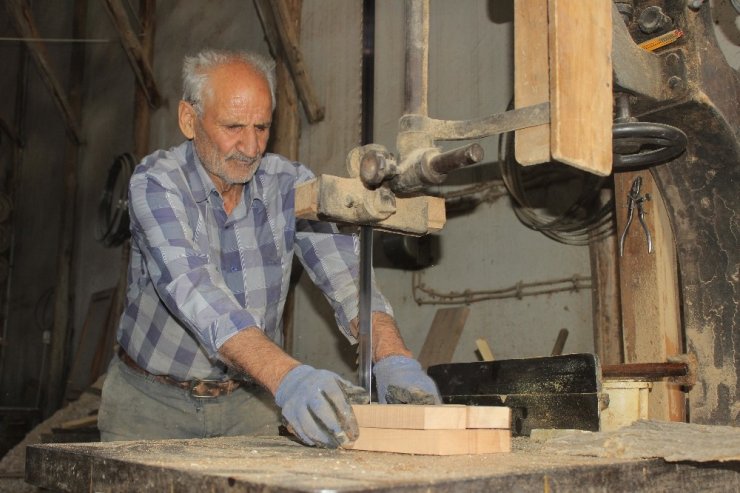 20 Yıl Önce Emekli Oldu, Mesleğini Bırakmadı