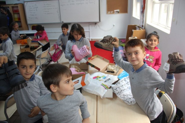 Artvin’de İlköğretim Okulu Öğrencilerine Ayakkabı Dağıtıldı