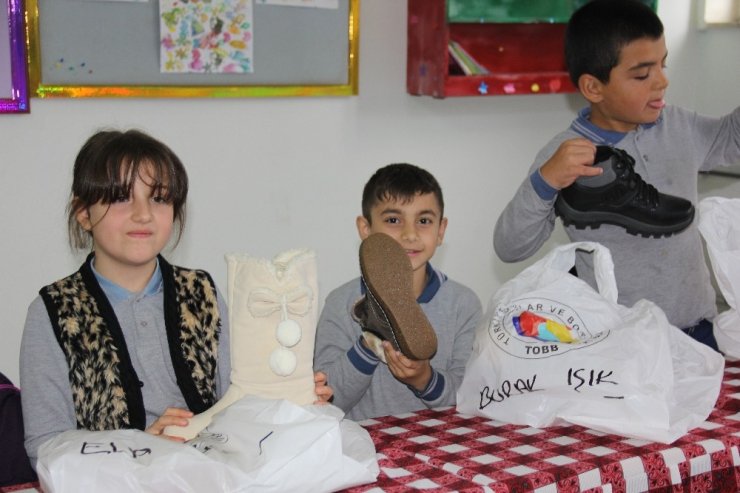 Artvin’de İlköğretim Okulu Öğrencilerine Ayakkabı Dağıtıldı