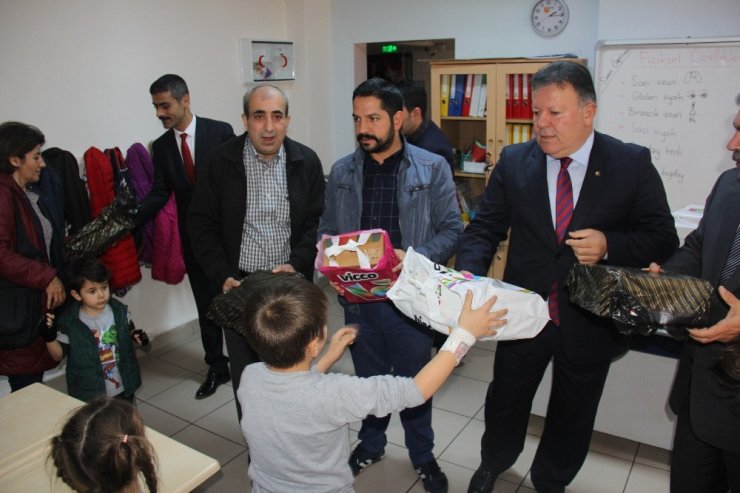 Artvin’de İlköğretim Okulu Öğrencilerine Ayakkabı Dağıtıldı