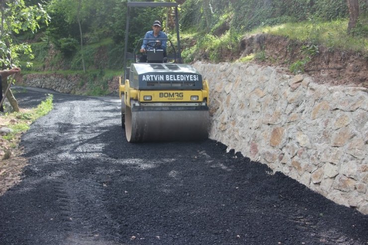 Artvin’de Üç Ayda 500 Ton Asfalt Döküldü