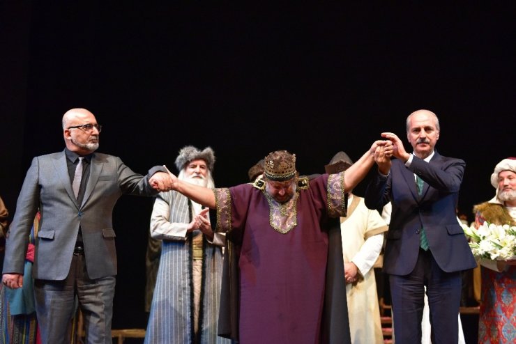 Bakan Kurtulmuş, Cüneyt Gökçer Sahnesi’nde ’Osmancık’ı İzledi