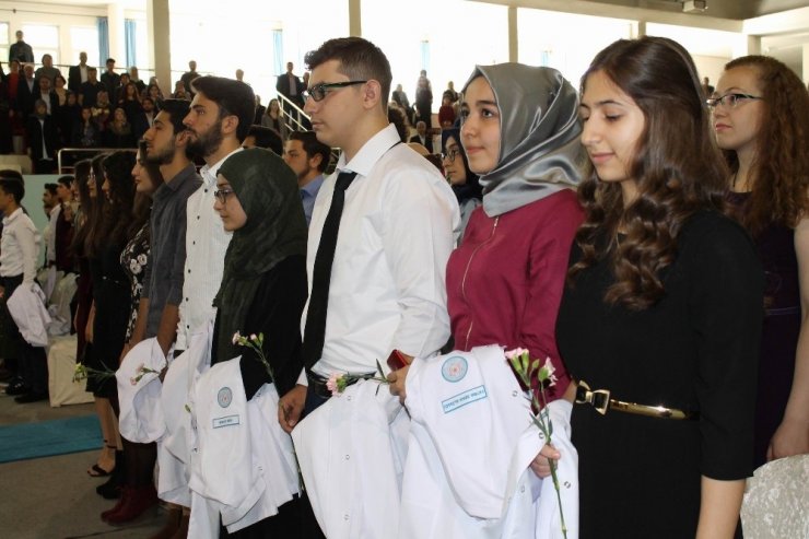 Erü’de 297 Hekim Adayı Önlük Giydi