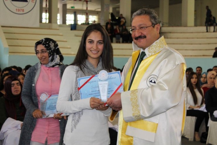 Erü’de 297 Hekim Adayı Önlük Giydi