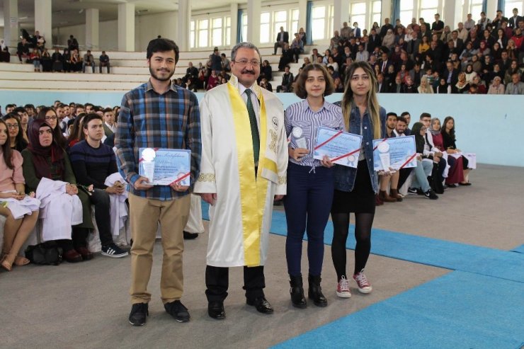 Erü’de 297 Hekim Adayı Önlük Giydi